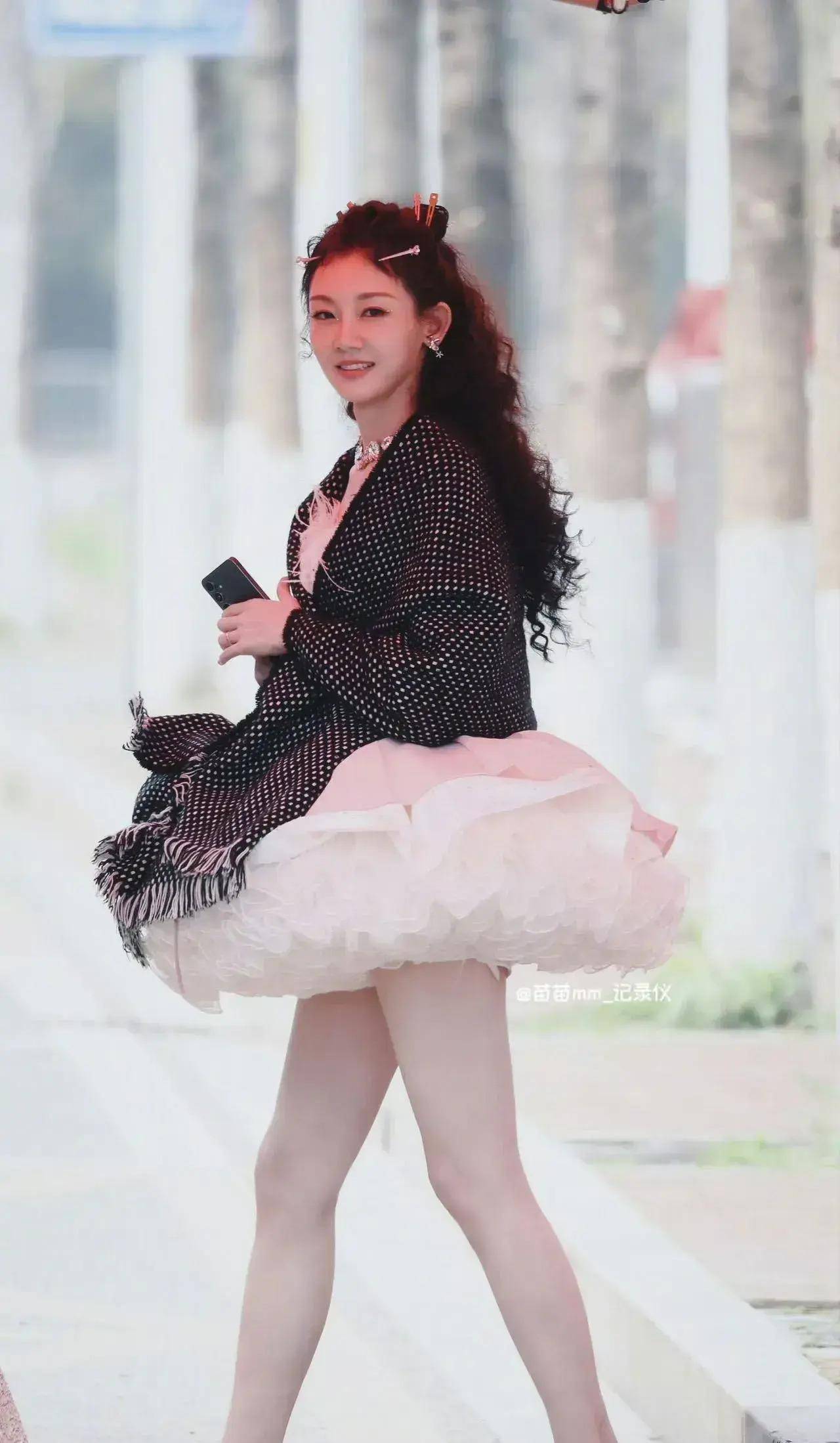 原创苗苗终于清醒了家庭主妇多年终于专心搞事业浪姐初舞台美呆