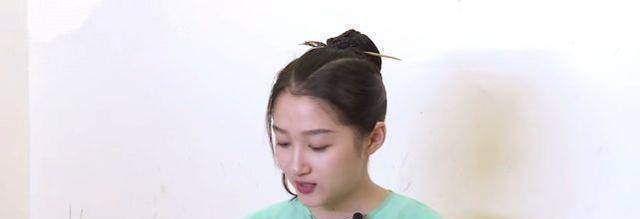 关晓彤在黑板上画画谁注意她手背上的痕迹体重过百的不敢模仿