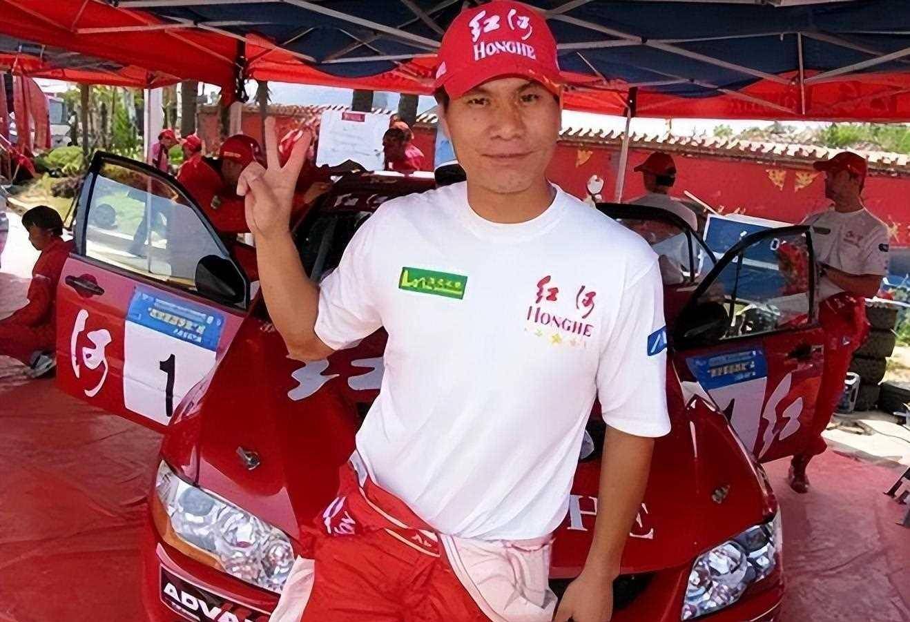 32岁飞车王徐浪追悼会伤因令人心酸女子身怀六甲哭成泪