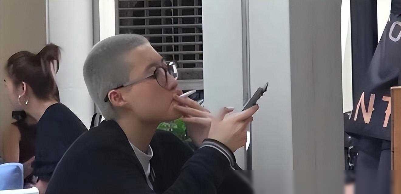 原创成龙私生女近照曝光24岁吴卓林漂泊国外抽烟剃头引发关注