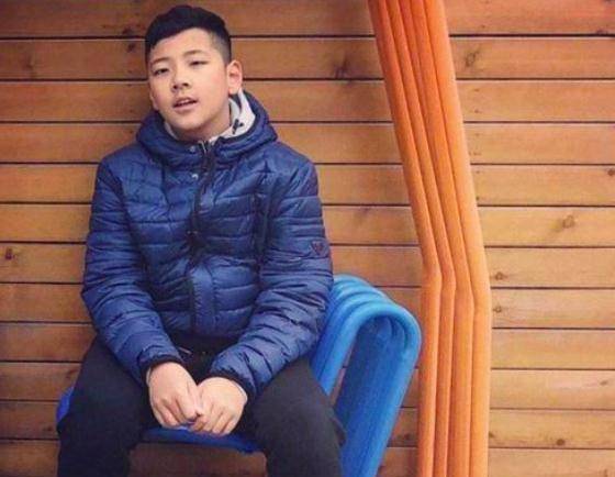 郭涛带儿子出游小胖石头长成帅哥12岁就已经有了偶像范儿