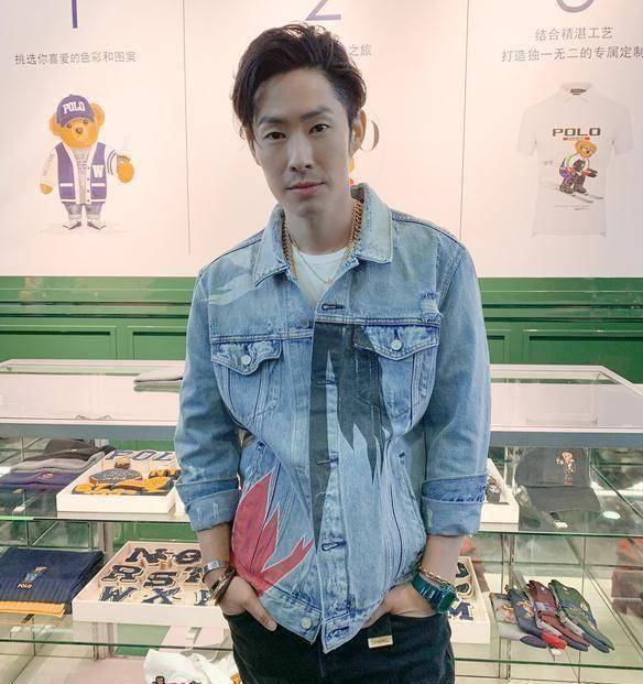 原创高以翔去世后吴建豪现身活动双目无神强努笑脸曾因痛失挚友爆粗