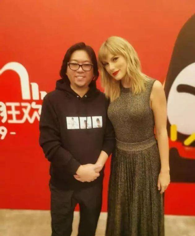 原创高晓松与霉霉合照成小粉丝嘴上说着诗和远方心里却都是苟且