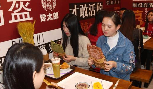 说起来,为什么走上这条路,"锅盔西施"吴佳佳说:"我卖的这张饼是锅盔