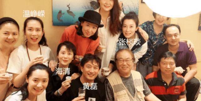 她毕业于北电的明星班,师从黄磊,同班同学中还有知名演员海清!