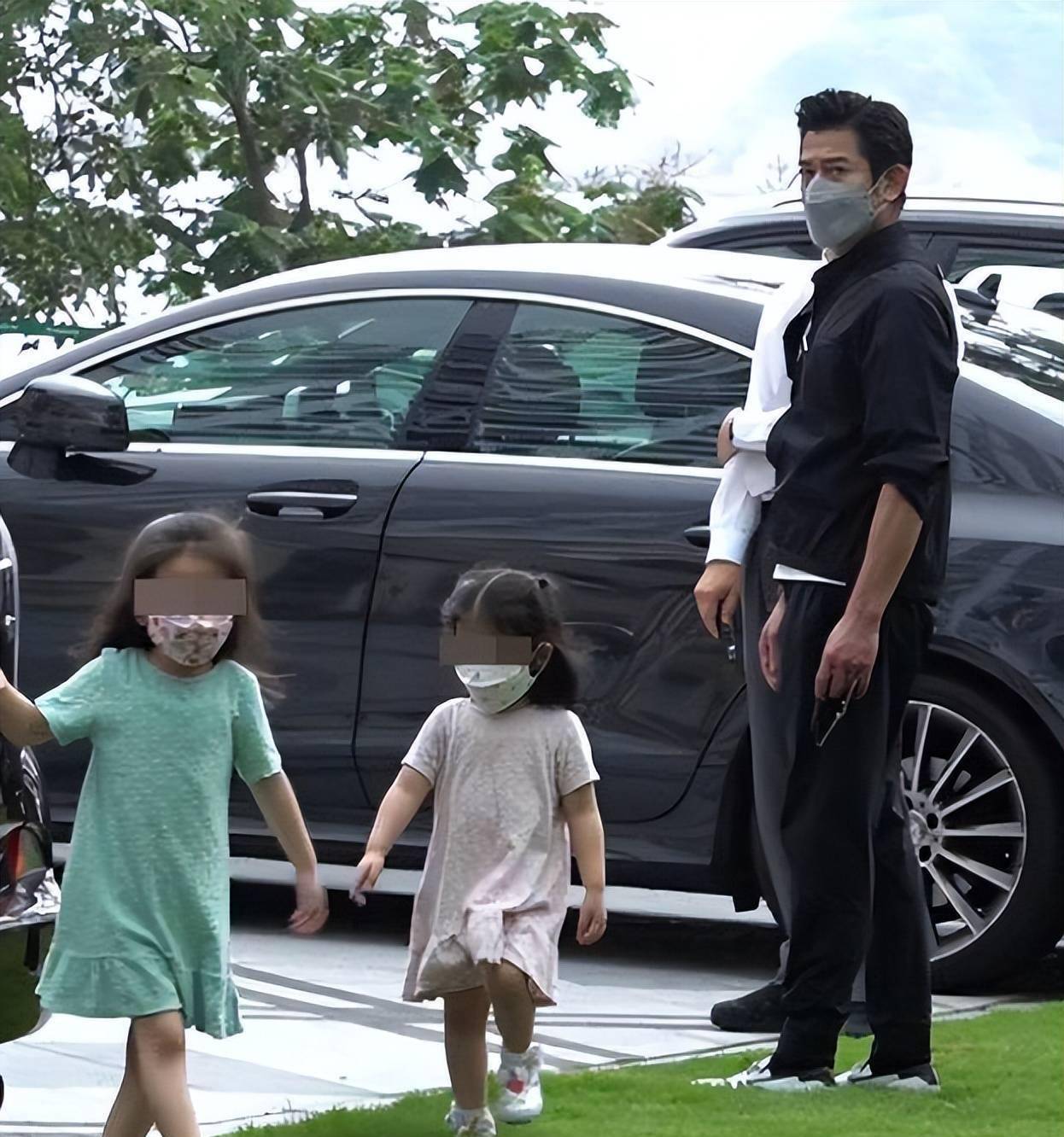 原创郭富城携岳父母喝下午茶俩女儿气质酷似妈妈方媛法令纹好明显