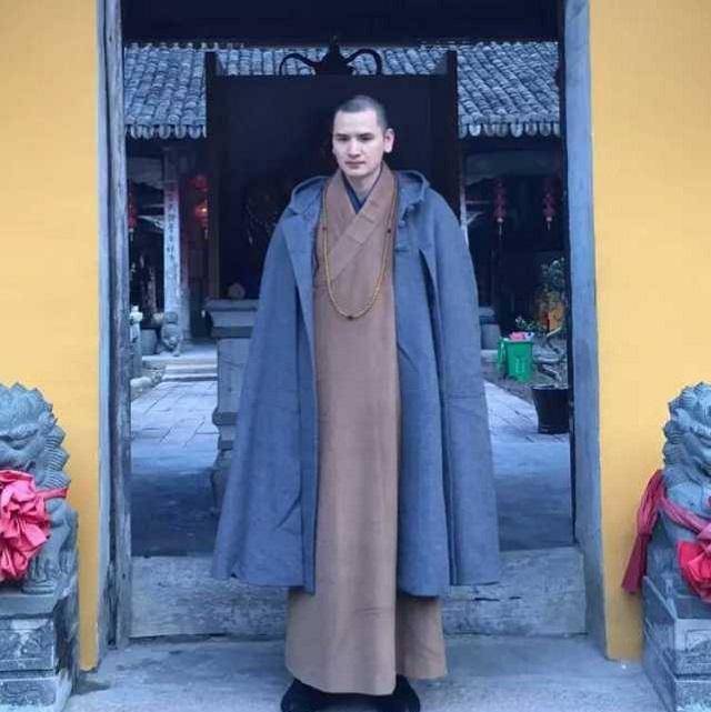 从此后,释明心经常去寺庙参拜,说也奇怪,一踏进寺门