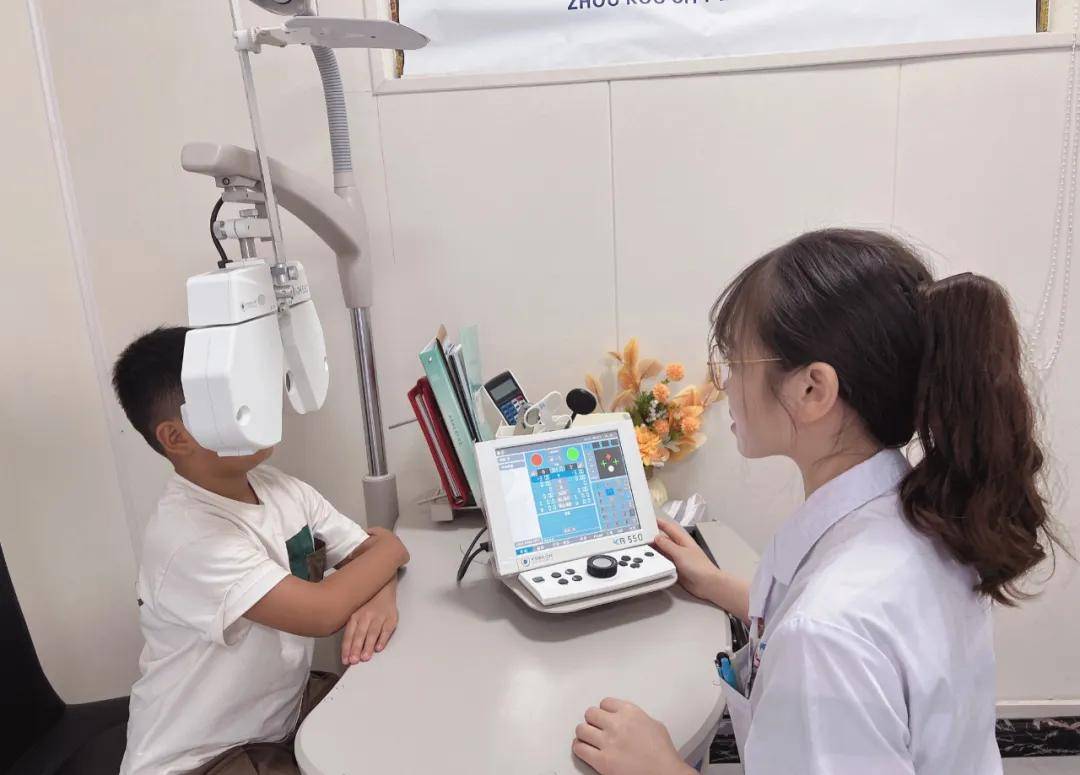 根据萱萱妈的描述,视光中心医护人员为萱萱做了全套的视功能检查(斜视