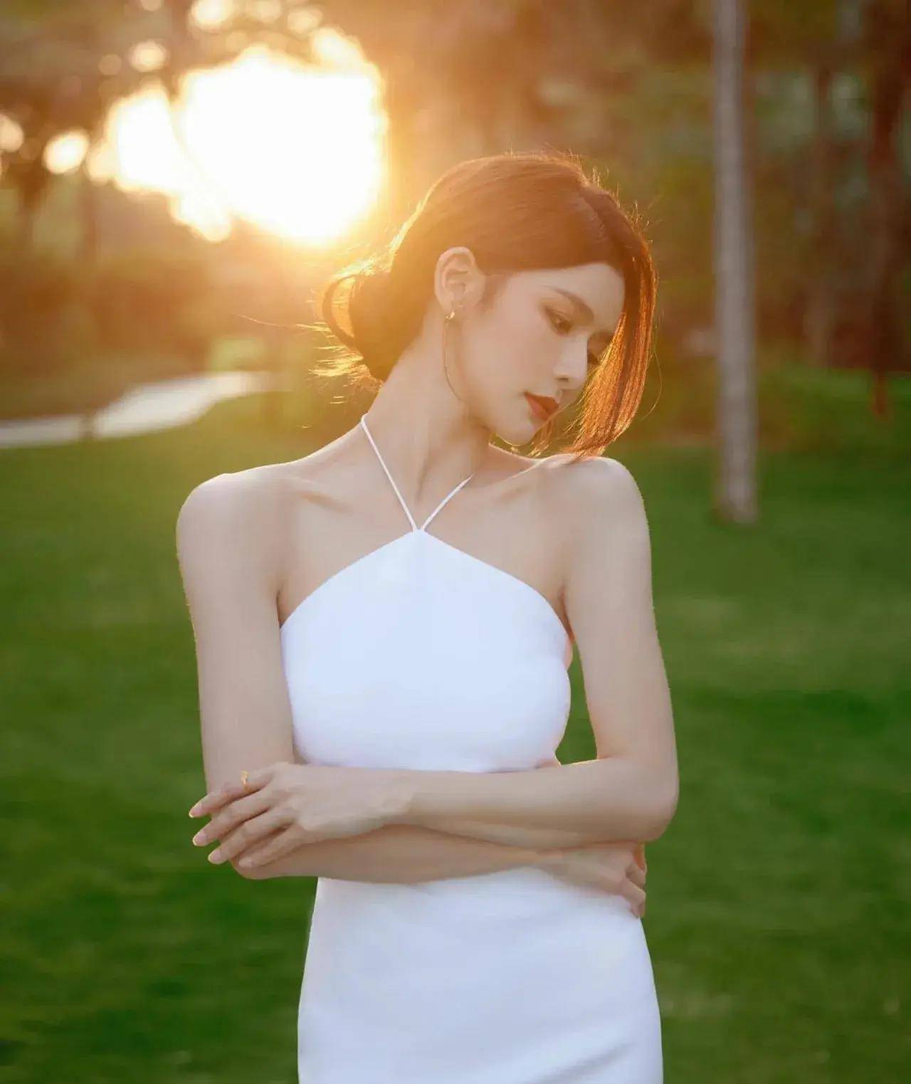 蔡卓宜生于 1994 年 4 月 8 日,高 1 米 63,三围尺寸堪称完美,32c,22