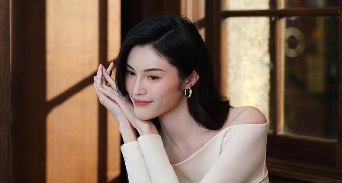 原创何穗野外拍大片穿吊带上衣婴儿肌肤抢镜躺草坪上拍照姿势太牛