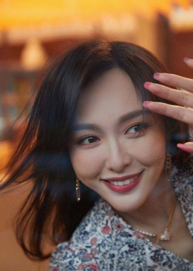 出镜镜头下女明星:杨紫唐嫣苹果肌瞩目,迪丽热巴颜值就像精修图_状态_