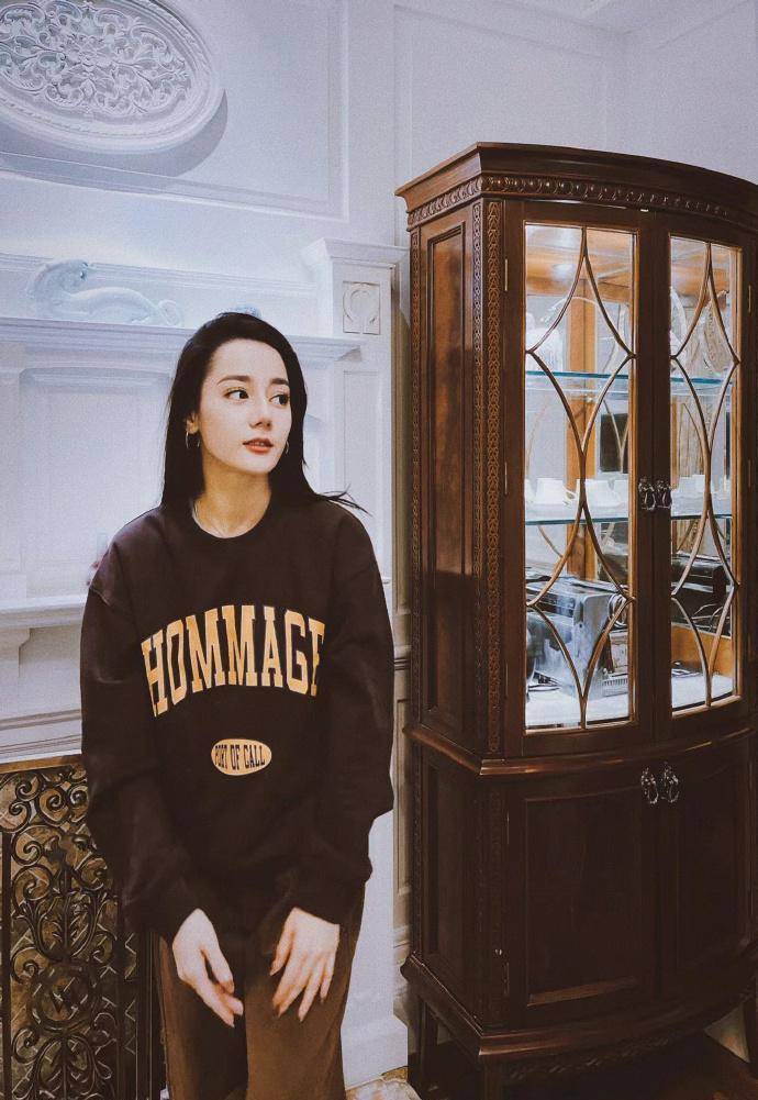 迪丽热巴水晶缀饰礼服高贵又优雅完美突出优越好身材