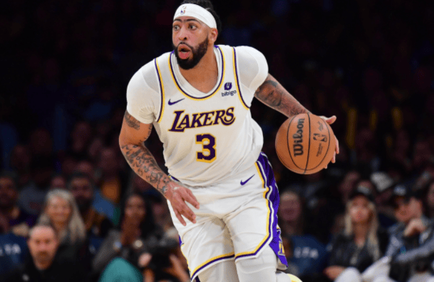 戴维斯是12年进入nba,他已经是老将了,不过真正的巅峰是20年夺冠燃揪