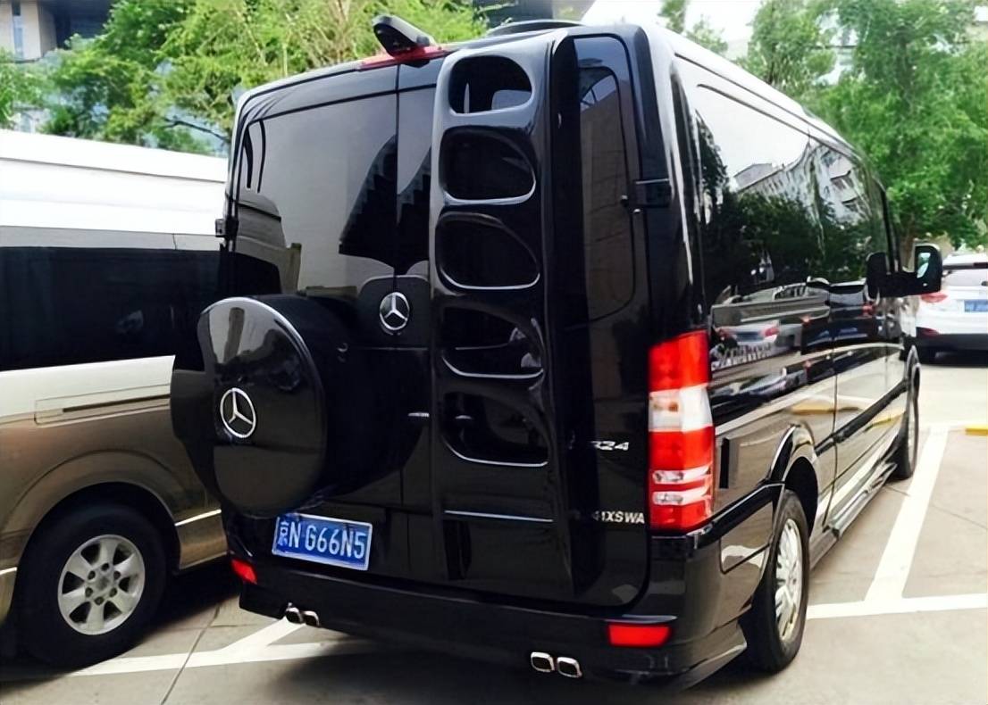 "巨人"姚明开啥车?看完他2.8米的座驾,才知道啥是行走的皇宫