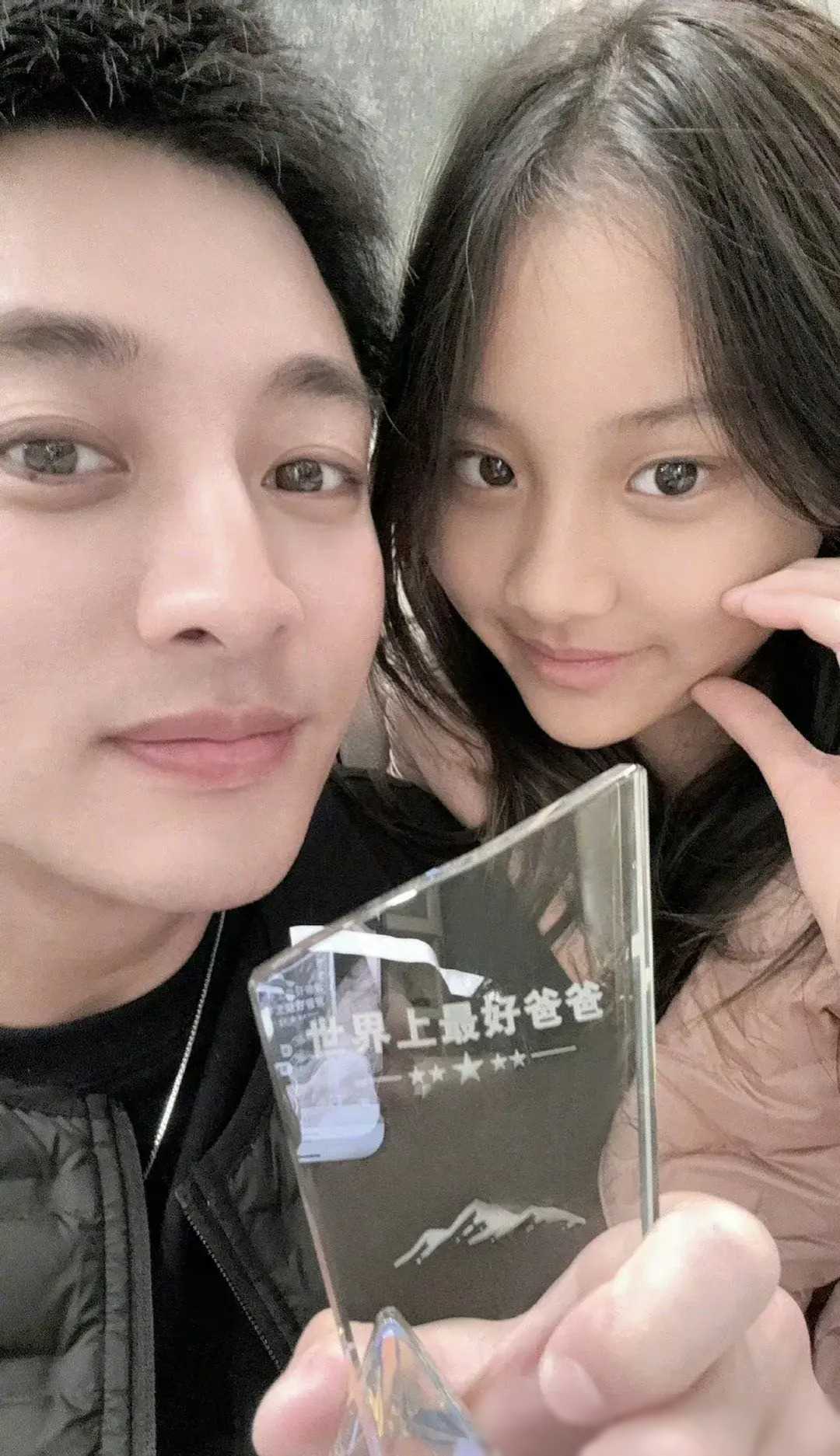 甜馨庆生献奖杯,赞贾乃亮好爸爸,父女合照引热议_女儿_成长_家庭