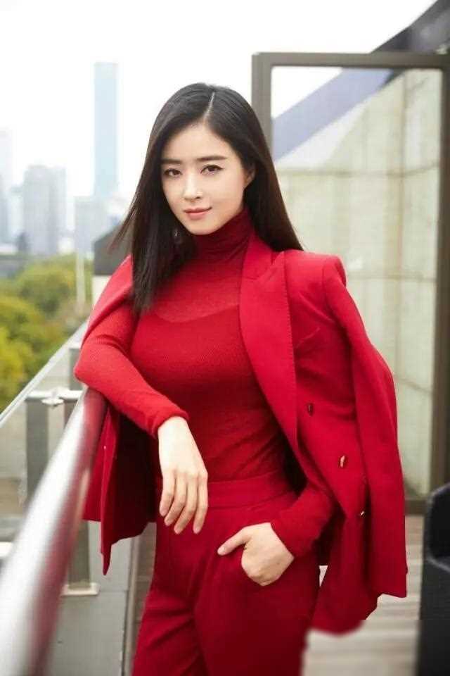 原创微胖界天花板41岁前凸后翘蒋欣的身材就是她最犀利的武