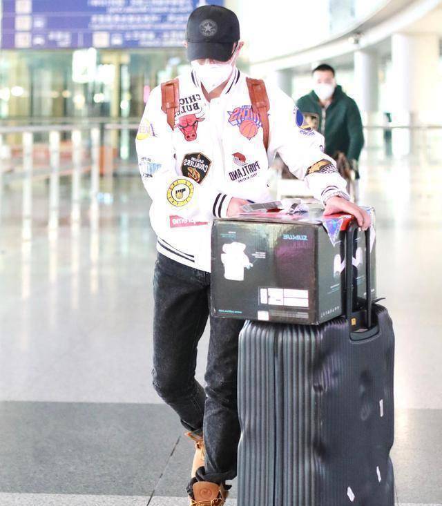 韩庚现打扮亮眼穿着嘻哈炫酷帅气又干练