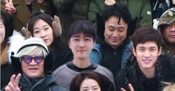 胡歌被p上唐人20周年合照网友还记得仙剑十年之约吗