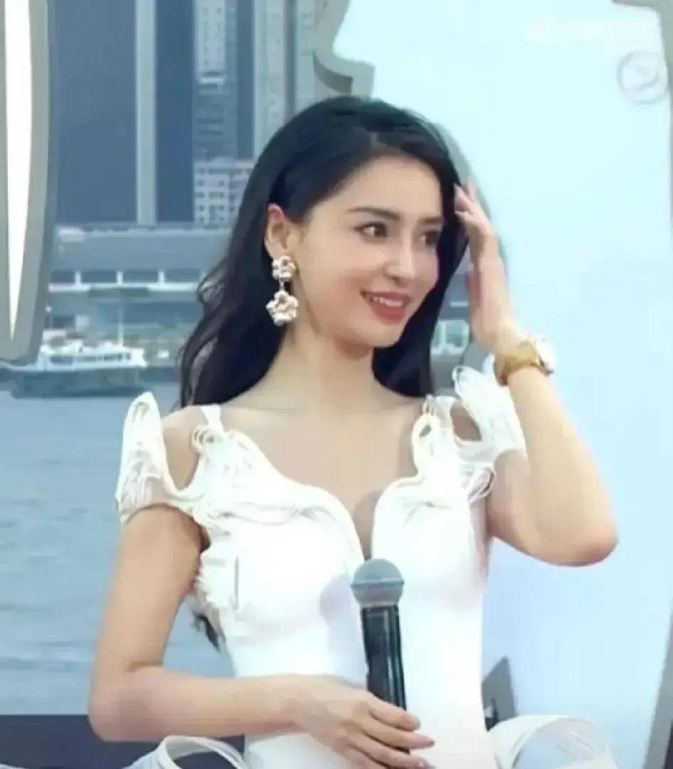 原创杨颖香港红毯依旧性感惊艳她精神状态差拒绝回答被封杀