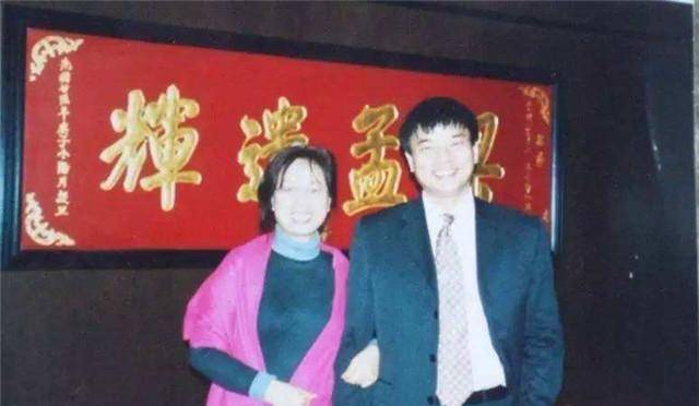 偶然的机会让他和李巍阴差阳错地在一起了,结婚后的两人家徒四壁,看着