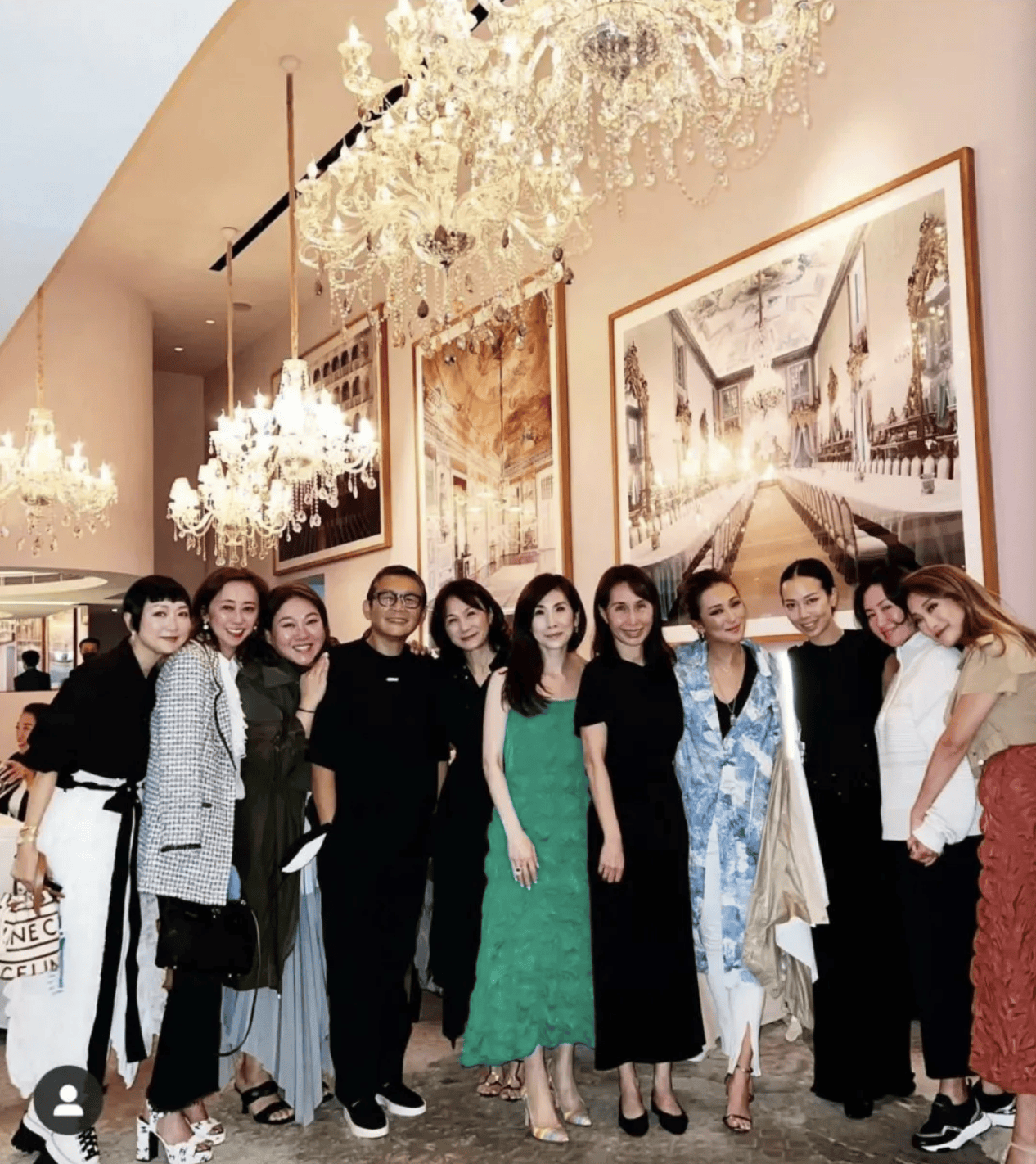 香港顶级名媛为母庆生何超琼携密友现身与寿星贴头合照脸泛红