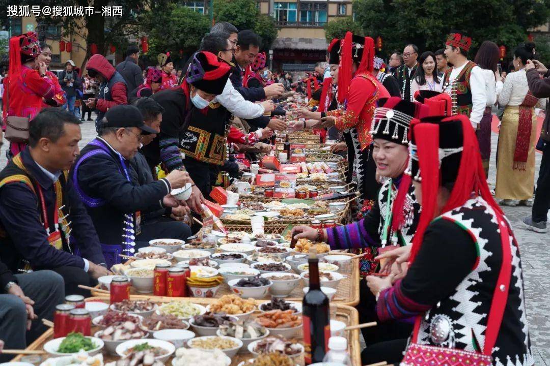 4065桌!"天下最长宴席"在云南绿春县开席啦