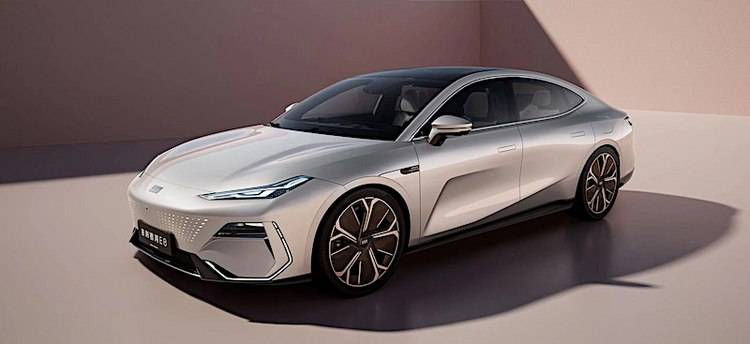 当吉利银河e8初次呈现在世人眼前时,立即凭借其"伏虎"姿态,"光之涟漪"