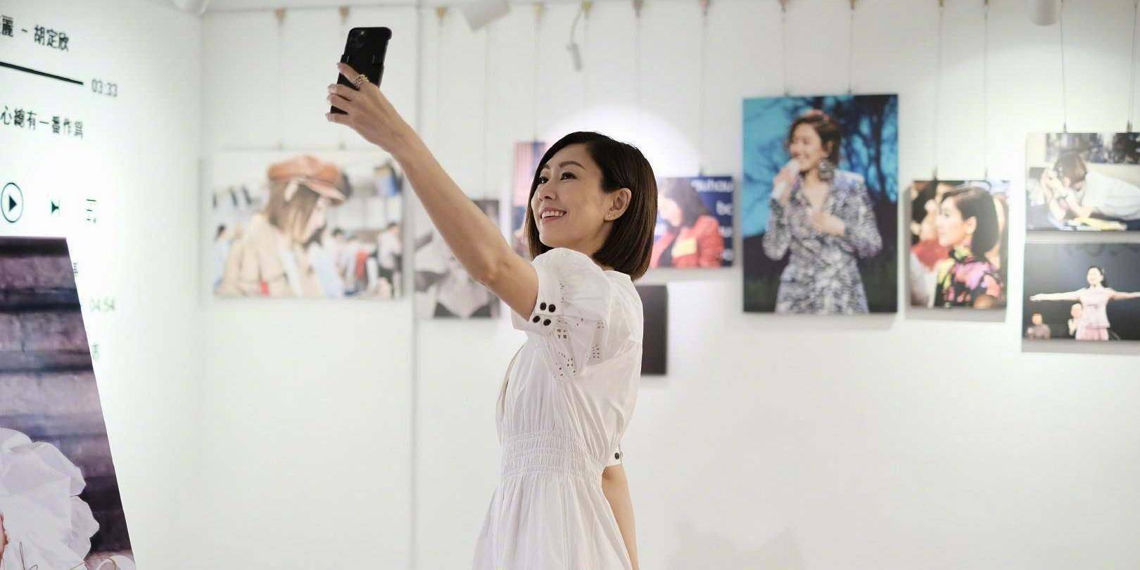 原创胡定欣40岁生日成媒人大会冯盈盈主动搭话方力申关系似有变