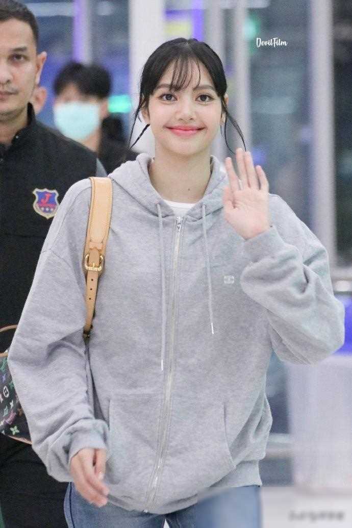 lisa科切拉被偶遇换上口罩遮面展现低调气质