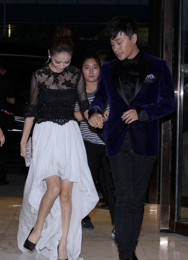 黑白色有多经典看佟丽娅的穿搭就知道了媚气蕾丝裙她穿却不俗