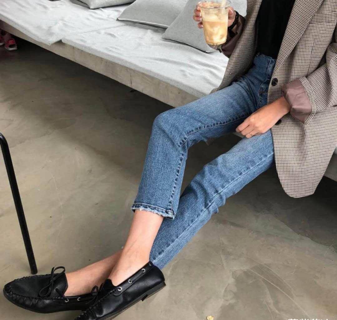 然后就是豆豆鞋了,精致小巧的鞋型,可选颜色超多,各个季节都能找到