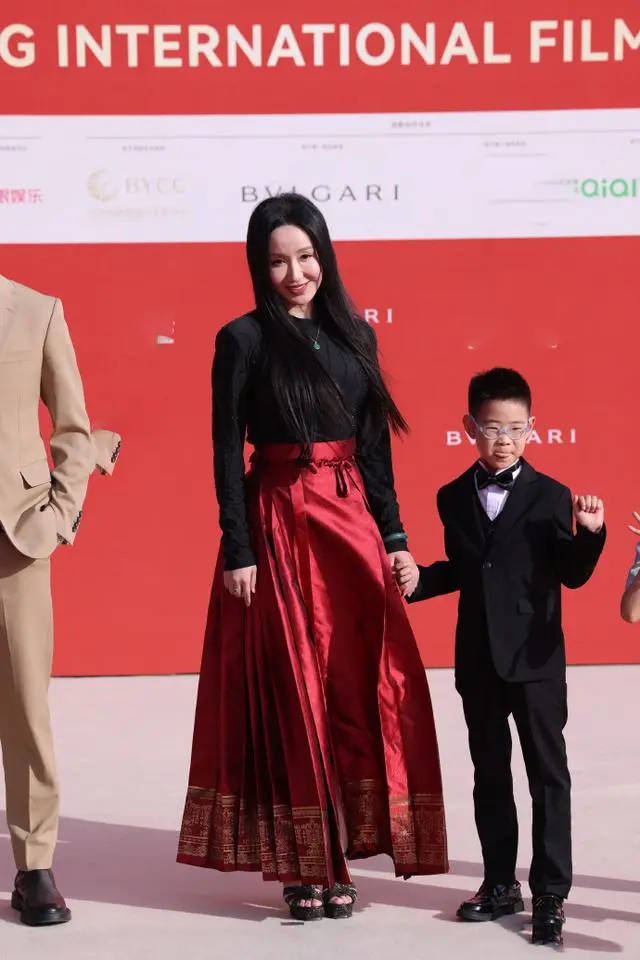 北影节红毯生图高圆圆林志玲现身状态佳关晓彤马丽娄艺潇发福