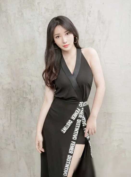 43岁柳岩:婚姻的谜题,是才华照亮前程,还是年龄成谜?