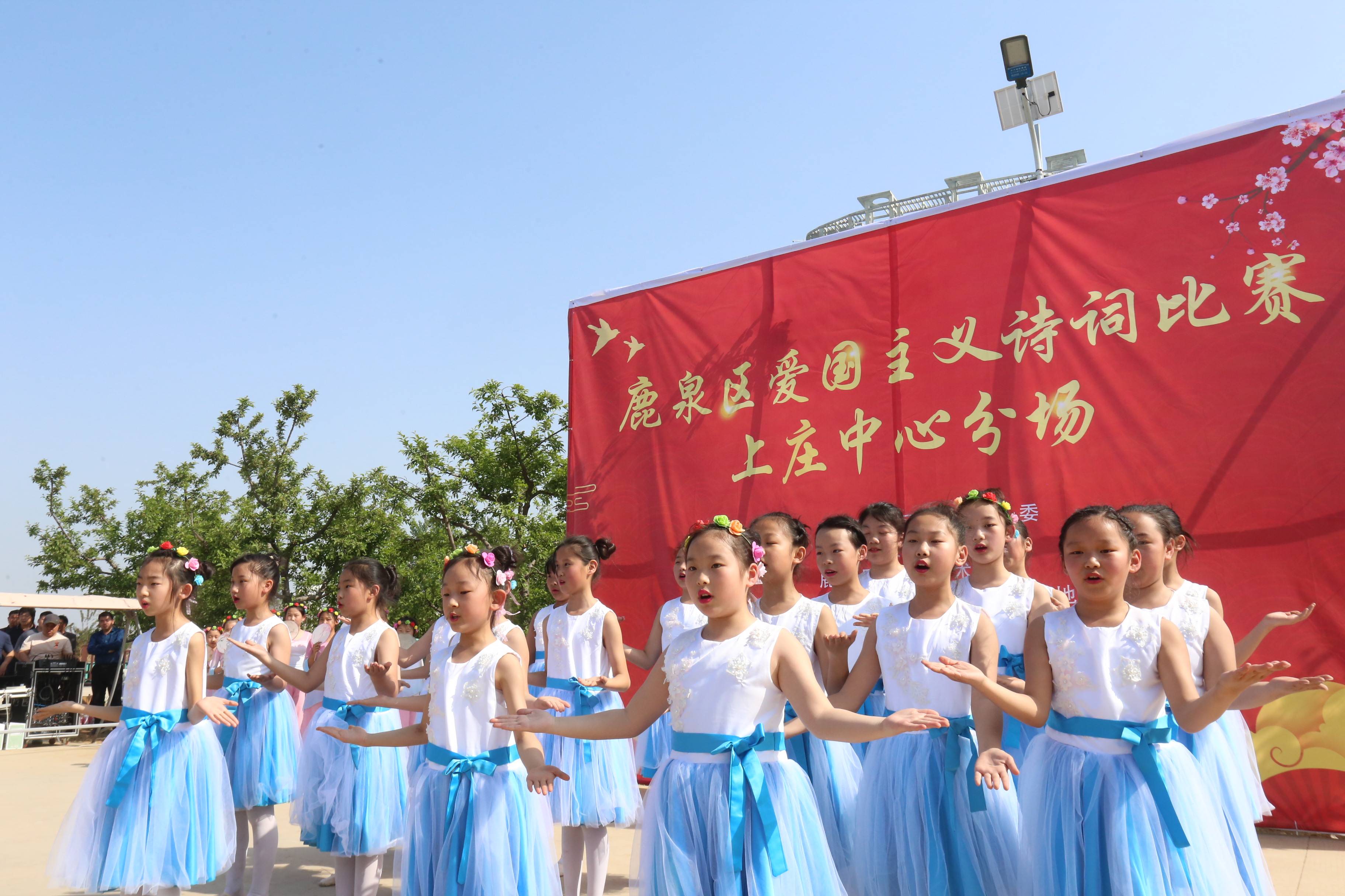 随后,为给比赛营造良好的氛围,参赛的三所学校学生们表演了他们精心