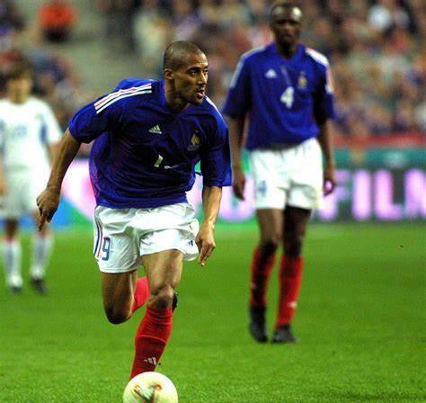 加大投入,在挽留住上赛季的英甲射手王萨哈的基础上,荷兰国脚范德萨