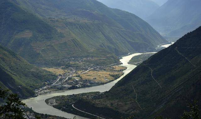 快走快走快赶到泸定桥杨成武负伤带头走全团一条长索前进