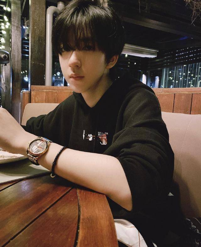 原创贺峻霖晒照为爸爸庆生却因工作人员失误闹出乌龙事件