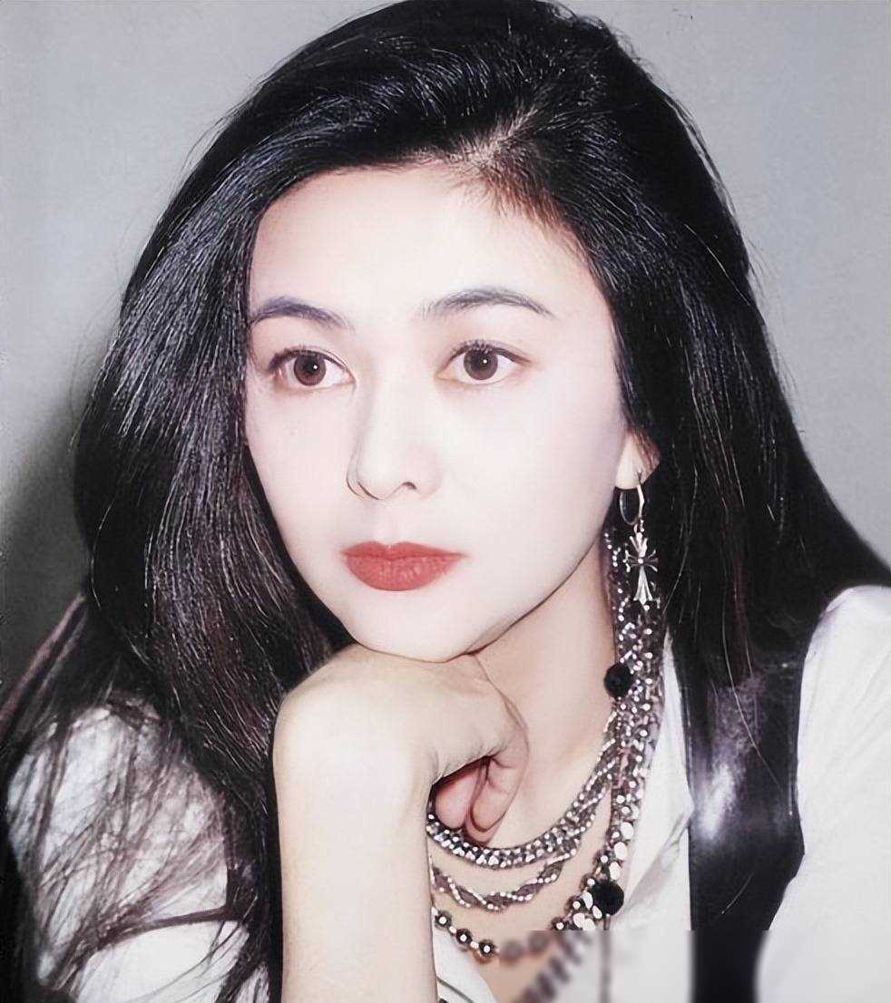 首先,让我们回顾一下香港的四大美女.