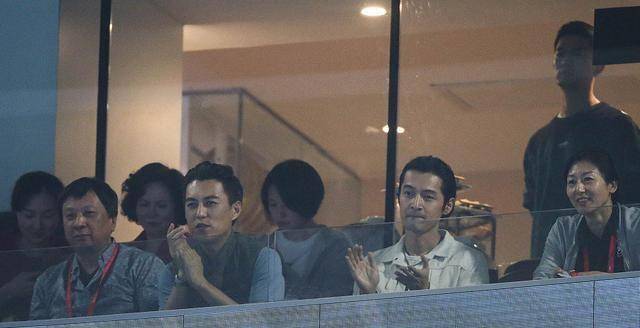 合影胡歌收拾得干干净净,靳东有点发福显胖_照片_李娜_指导