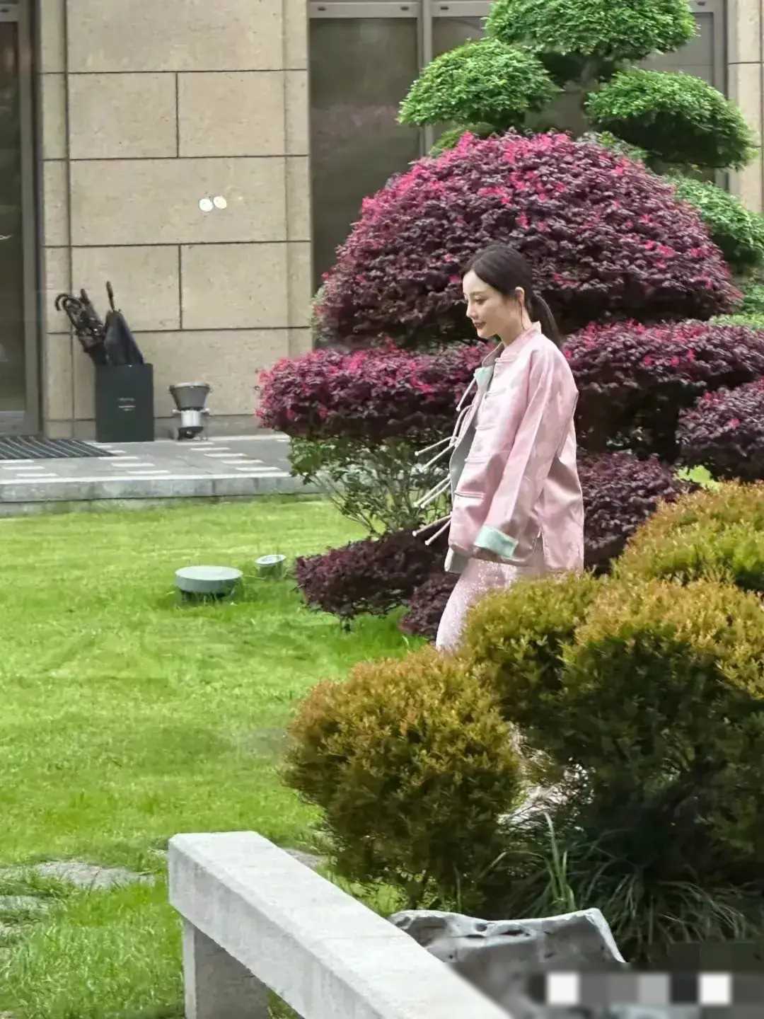 原创李小璐粉嫩新装亮相娇小身材苗条雪肤惹人爱