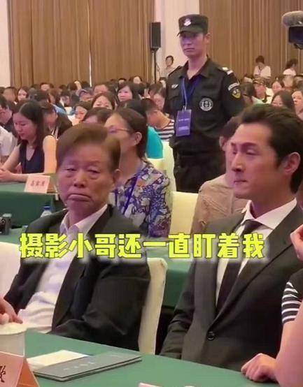 胡歌真的困了发困的胡歌像极了上课的我们评论神回复笑晕网友