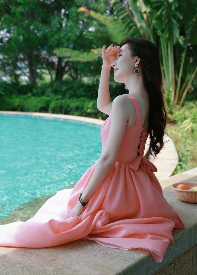 舒畅分享旅游美照天赐身材和容颜惹人羡笑容甜美宛如初恋