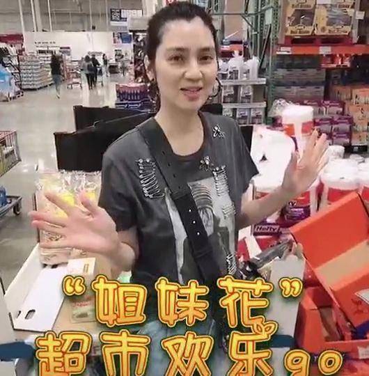 洪欣携女儿逛超市疯狂买零食张丹峰疑全程拍摄不阻止