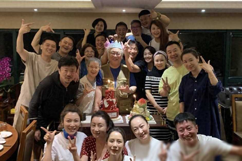 尽管艰难,她坚持不懈,最终考入北影97级.