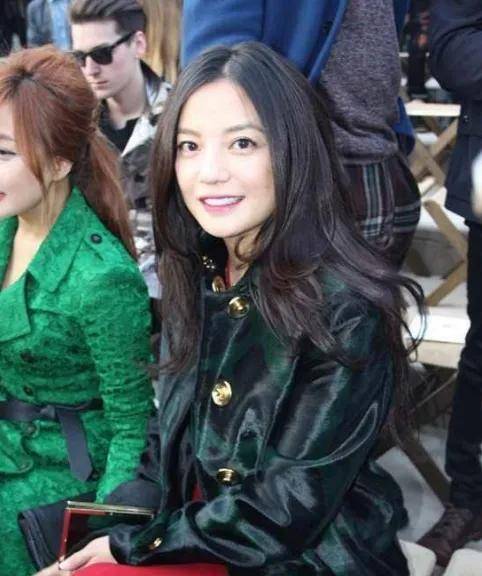 赵薇股权再遭冻结原来她干的丑事远比我们想象得要更加恶劣