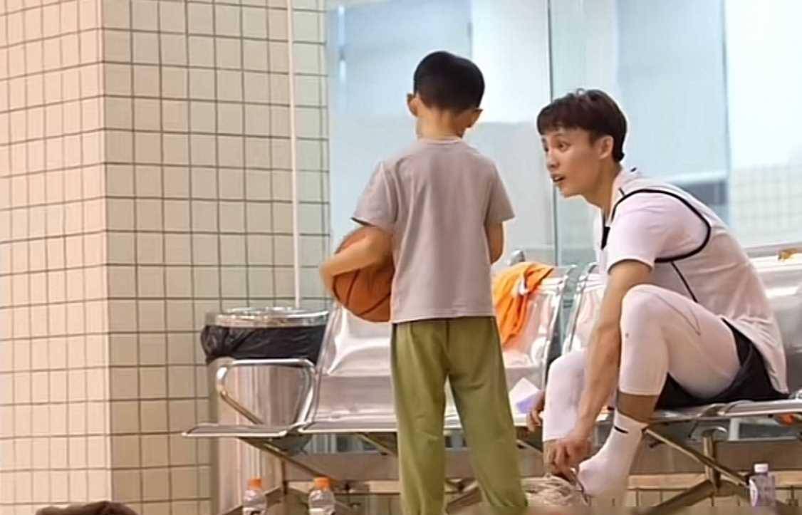 原创周琦儿子探班训练挑逗徐杰喜欢胡明轩父亲隔玻璃相望