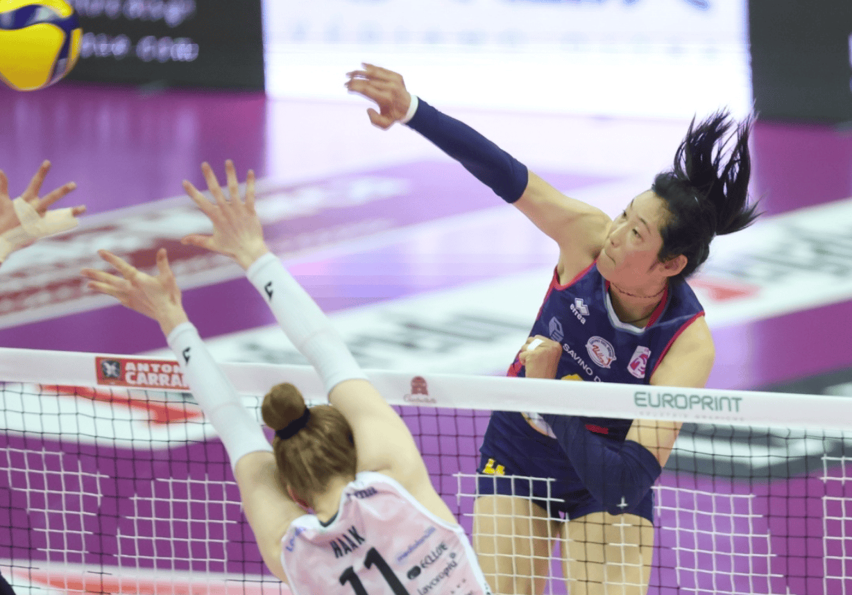 不过第二局,科内利亚诺还是展现了卫冕冠军的实力,早早便拉开了分差