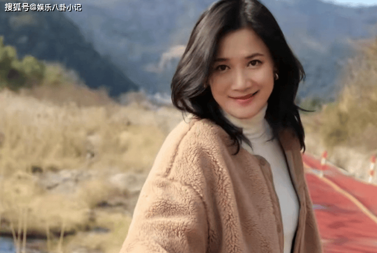 原创她是侯勇前妻离婚后与女儿相依为命如今46岁依旧美貌如花