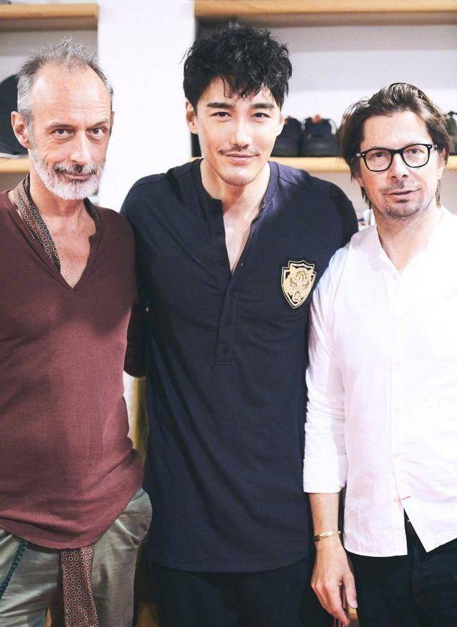 跟友人一起合影,也是十分的和睦,日常穿搭的时尚也掩盖不了胡兵高挑的