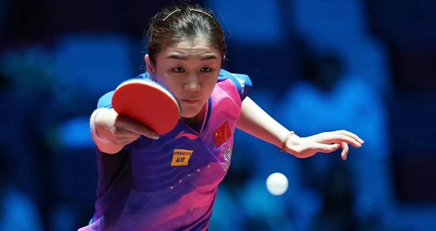 原创陈梦太受欢迎了球迷们在看台上展开横幅陈高兴地在上面签名